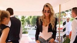 VIDEO / Festival di Venezia, il primo giorno di Michela Rugani: l’outfit è casual chic