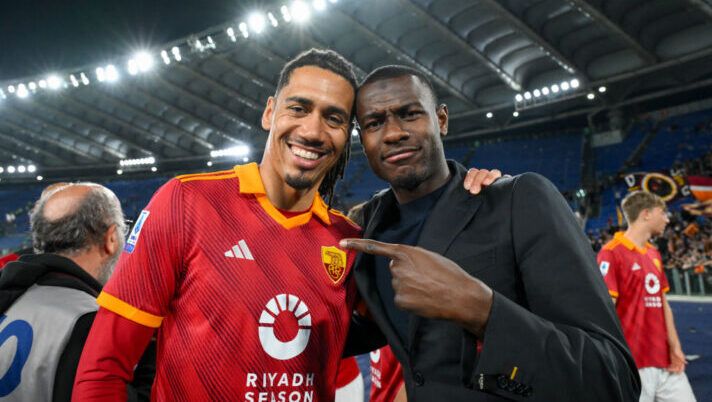 ROME, ITALY - APRIL 06: AS Roma players Chris Smalling and Evan Ndicka celebrate the victory after the Serie A TIM match between AS Roma and SS Lazio - Serie A TIM at Stadio Olimpico on April 06, 2024 in Rome, Italy. (Photo by Fabio Rossi/AS Roma via Getty Images) Le probabili formazioni in Europa: da Thiaw a Smalling, Spinazzola, Miranchuk, Dodo e Arthur - immagine 1