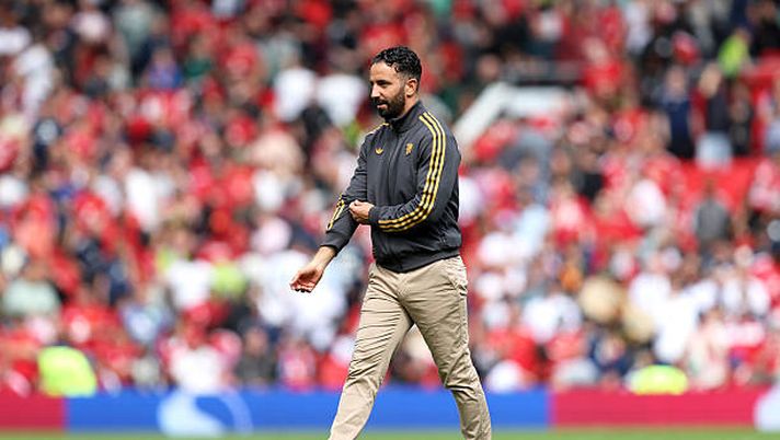 MANCHESTER, ENGLAND - AUGUST 09: Ruben Amorim, Manager of Manchester United looks on during the pre-season friendly match between Manchester United and ACF Fiorentina at Old Trafford on August 09, 2025 in Manchester, England. (Photo by Matt McNulty/Getty Images) Amorim sul match contro la Fiorentina: “Partita dura, ma serve per migliorare” - immagine 1