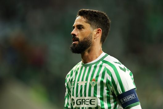 Isco con la fascia di capitano del Betis al braccio. (Foto di Richard Heathcote/Getty Images) Isco ritorna in nazionale: “I miei figli più contenti di vedermi con Yamal che con la Roja”- immagine 2