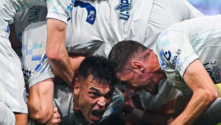 GENOA, ITALY - DECEMBER 14: Lautaro Martinez of Inter (left) celebrates with his team-mate Petar Sucic after scoring a goal during the Serie A match between Genoa CFC and FC Internazionale at Luigi Ferraris Stadium on December 14, 2025 in Genoa, Italy. (Photo by Simone Arveda/Getty Images) classifica serie a