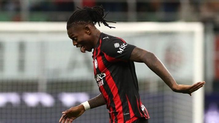 MILAN, ITALY - OCTOBER 24: Rafael Leao of AC Milan celebrates after scoring their team's first goal during the Serie A match between AC Milan and Pisa SC at Giuseppe Meazza Stadium on October 24, 2025 in Milan, Italy. (Photo by Marco Luzzani/Getty Images) Milan, torna Athekame. Le ultime su Leao, Gimenez e Fofana in vista del Sassuolo - immagine 1