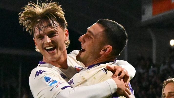 CREMONA, ITALY - MARCH 16: Albert Gudmundsson of ACF Fiorentina celebrates after scoring the 1-4 goal during the Serie A match between US Cremonese and ACF Fiorentina at Stadio Giovanni Zini on March 16, 2026 in Cremona, Italy. (Photo by Marco M. Mantovani/Getty Images) Fiorentina, 6 gare in 22 giorni. Nazione: “Il doppio fronte è possibile” - immagine 1
