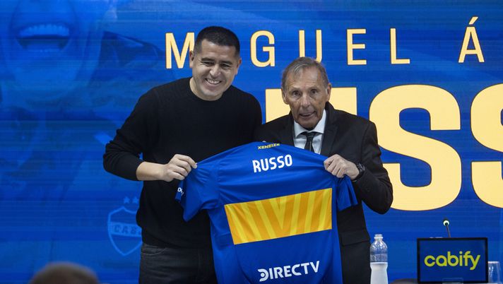 EZEIZA, ARGENTINA - JUNE 2: Miguel Angel Russo speaks at a press conference during the official presentation as the new head coach of Boca Juniors at Boca Predio on June 2, 2025 in Ezeiza, Argentina. (Photo by Sebastián Rodeiro/Getty Images) Boca Juniors, scelto Miguel Russo per il dopo Gago: ora è ufficiale - immagine 1