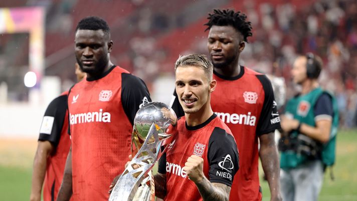 LEVERKUSEN, GERMANY - AUGUST 17: Alex Grimaldo of Bayer 04 Leverkusen celebrates with the DFL Supercup Trophy after his team's victory in the DFL Supercup 2024 match between Bayer 04 Leverkusen and VfB Stuttgart on August 17, 2024 in Leverkusen, Germany. (Photo by Christof Koepsel/Getty Images) Supercoppa di Germania