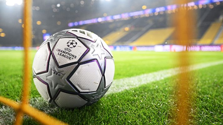 DORTMUND, GERMANY - JANUARY 28: Detailed view of the Champions League Adidas Finale 25 match ball inside the stadium prior to the UEFA Champions League 2025/26 League Phase MD8 match between Borussia Dortmund and FC Internazionale Milano at BVB Stadion Dortmund on January 28, 2026 in Dortmund, Germany. (Photo by Stuart Franklin/Getty Images) sorteggi Champions