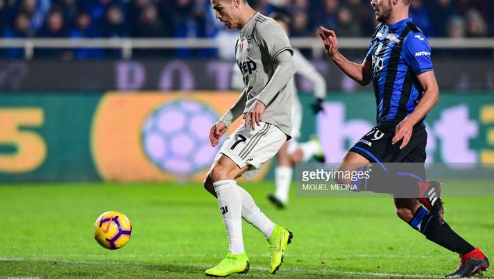 Juventus' Portuguese forward Cristiano Ronaldo (L) holds off Atalanta's Albanian defender Berat Djimsiti during the Italian Tim Cup round of eight football match Atalanta Bergamo vs Juventus on January 30, 2019 at the Atleti Azzurri d'Italia stadium in Bergamo. (Photo by Miguel MEDINA / AFP) (Photo credit should read MIGUEL MEDINA/AFP/Getty Images) Djimsiti: “Difficile godersi le vittorie: ora pensiamo alla Juve” - immagine 1