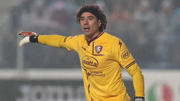FOTO Ochoa polemico sul gol convalidato al Napoli: la rabbia del portiere sui social - immagine 1