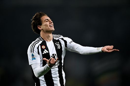 TORINO, ITALIA - 11 GENNAIO: Kenan Yildiz della Juventus festeggia il gol dello 0-1 durante la partita di Serie A tra Torino e Juventus allo Stadio Olimpico di Torino l'11 gennaio 2025 a Torino, Italia. (Foto di Daniele Badolato - Juventus FC/Juventus FC tramite Getty Images)