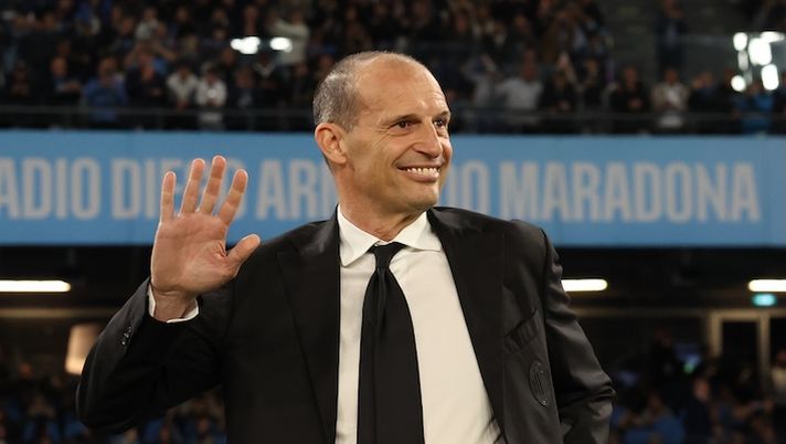 NAPLES, ITALY - APRIL 06: Head coach AC Milan Massimiliano Allegri smiles prior to the Serie A match between SSC Napoli and AC Milan at Stadio Diego Armando Maradona on April 06, 2026 in Naples, Italy. (Photo by Claudio Villa/AC Milan via Getty Images) Gazzetta – Dal modulo a De Bruyne, Hojlund, Alisson e Neres: ecco come potrà giocare il Napoli di Allegri - immagine 1