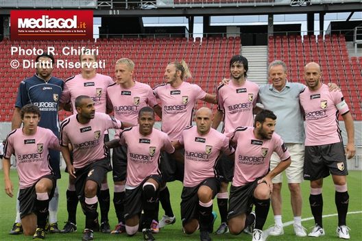 Una rara foto di Zamparini con la formazione in divisa (Mediagol) Palermo, tre anni fa l’addio a Zamparini: il dogma del patron e l’anima di Maurizio- immagine 7