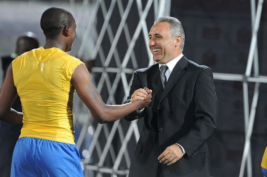 Atteridgeville, Sudafrica - 8 agosto 2009: Katlego Mphela e Hristo Stoičkov durante la partita di campionato tra Mamelodi Sundowns e Black Aces. (Foto di Lefty Shivambu/Gallo Images/Getty Images) Mondiale per Club: il Mamelodi Sundowns tra storia, qualità e Champions- immagine 3