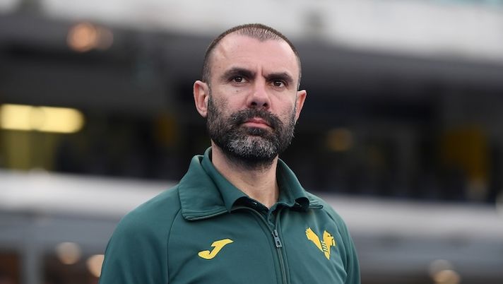 VERONA, ITALY - FEBRUARY 28: Paolo Sammarco head coach of Hellas Verona during the Serie A match between Hellas Verona FC and SSC Napoli at Stadio Marcantonio Bentegodi on February 28, 2026 in Verona, Italy. (Photo by Alessandro Sabattini/Getty Images) Sammarco: “Suslov è unico per noi, ci aiuterà! Le prime sensazioni su Bella-Kotchap, Edmundsson va a 3mila” - immagine 1
