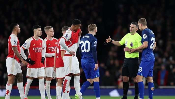 Il London derby e l’arbitro Oliver “tanto caro” a Buffon: gol del West Ham, la palla era fuori… - immagine 1