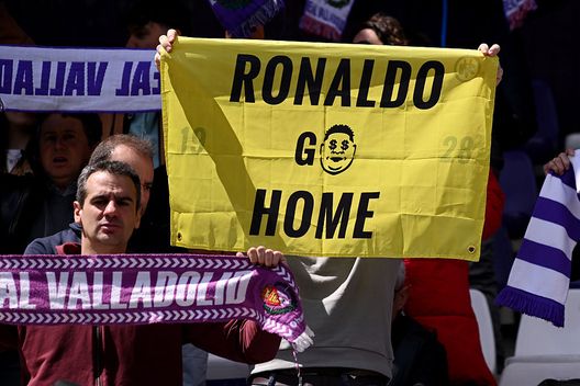 VALLADOLID, SPAGNA - 20 APRILE: La protesta dei tifosi del Real Valladolid CF. (Photo by Denis Doyle/Getty Images) valladolid-barcellona-i-tifosi-preparano-una-protesta-contro-ronaldo-il-fenomeno-banconote-liga