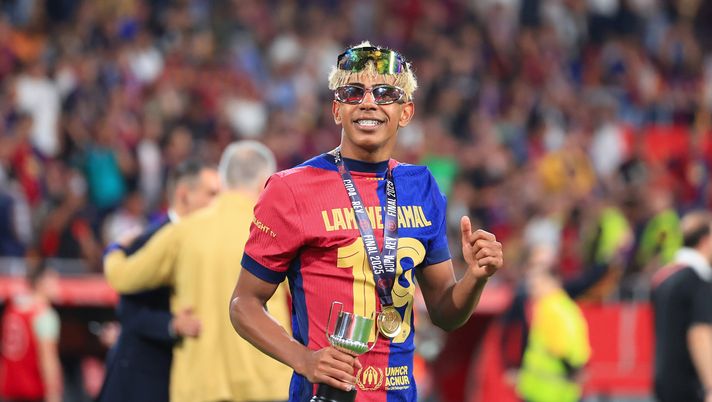 SEVILLE, SPAIN - APRIL 26: Lamine Yamal of FC Barcelona celebrates after winning the Copa del Rey Final match between FC Barcelona and Real Madrid at Estadio de La Cartuja on April 26, 2025 in Seville, Spain. (Photo by Fran Santiago/Getty Images) L’Evoluzione degli Occhiali da Sole Sportivi: Dagli Stili Classici alle Tecnologie Avanzate - immagine 1