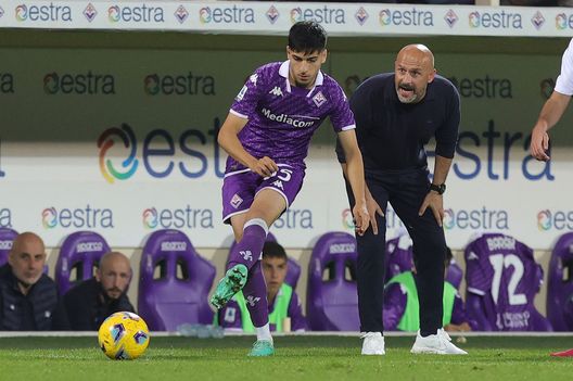 FLORENCE, ITALY - OCTOBER 23: Fabiano Parisi of ACF Fiorentina in action and Head coach Vincenzo Italiano manager of ACF Fiorentina reacts during the Serie A TIM match between ACF Fiorentina and Empoli FC at Stadio Artemio Franchi on October 23, 2023 in Florence, Italy. (Photo by Gabriele Maltinti/Getty Images) Kayode in giornata no. Parisi, che difficoltà con Cambiaghi- immagine 2