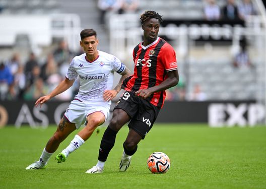 NEWCASTLE UPON TYNE, ENGLAND - AUGUST 06: Fiorentina player Lucas Martinez Quarta (l) challenges Nice striker Ewann Guessand during the pre-season friendly match between ACF Fiorentina and OGC Nice at St James' Park on August 06, 2023 in Newcastle upon Tyne, England. (Photo by Stu Forster/Getty Images) Nizza-Fiorentina, top e flop. Bene Kouamé, avversari di poco peso, si vede Infantino- immagine 2