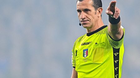 GENOA, ITALY - NOVEMBER 12: Referee Daniele Doveri reacts during the Serie A match between UC Sampdoria and US Lecce at Stadio Luigi Ferraris on November 12, 2022 in Genoa, Italy. (Photo by Simone Arveda/Getty Images)