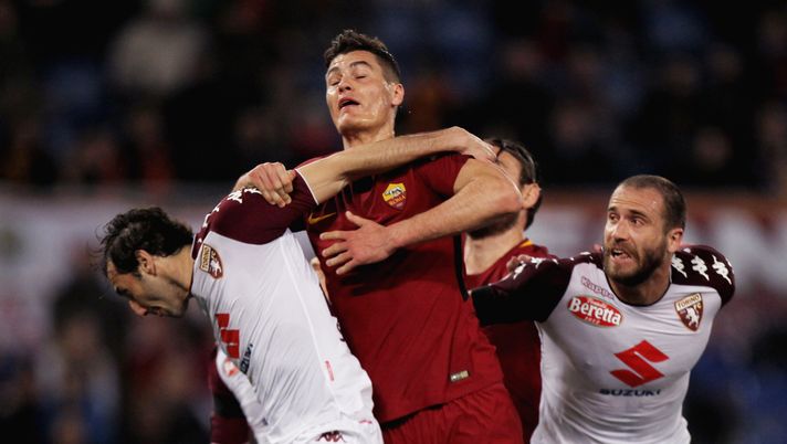 ROME, ITALY - MARCH 09: Patrick Schick of AS Roma competes for the ball with Emiliano Moretti and Alessandro De Silvestri of Torino FC during the Serie A match between AS Roma and Torino FC at Stadio Olimpico on March 9, 2018 in Rome, Italy. (Photo by Paolo Bruno/Getty Images) Roma-Torino 3-0, i numeri: i giallorossi corrono meglio, granata a due facce - immagine 1