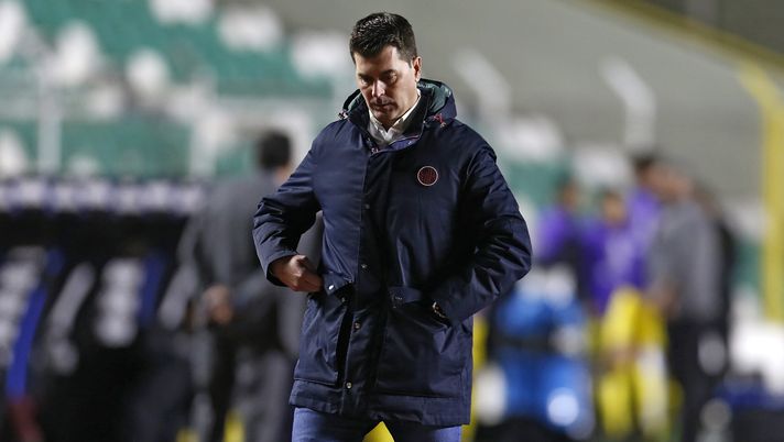 LA PAZ, BOLIVIA - AUGUST 21: Head coach Ismael Rescalvo of The Strongest looks down during the Copa CONMEBOL Libertadores 2024 Round of 16 second-leg match between The Strongest and Peñarol at Hernando Siles Stadium on August 21, 2024 in La Paz, Bolivia. (Photo by Gaston Brito Miserocchi/Getty Images) Bolivia allenatori
