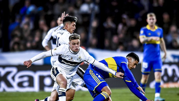 LA PLATA, ARGENTINA - JULY 16: Ezequiel Fernandez of Boca Juniors competes for the ball with Ignacio Miramon and Leandro Mamut of Gimnasia y Esgrima La Plata during a match between Gimnasia y Esgrima La Plata and Boca Juniors as part of Liga Profesional 2023 at Juan Carmelo Zerillo Stadium on July 16, 2023 in La Plata, Argentina. (Photo by Marcelo Endelli/Getty Images) Dall’Argentina: “La Fiorentina su un mediano del Gimnasia. C’è concorrenza” - immagine 1