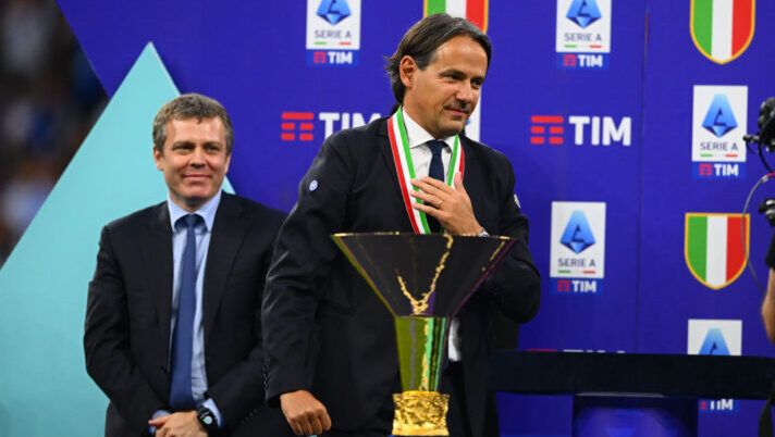 MILAN, ITALY - MAY 19: Head coach of FC Internazionale Simone Inzaghi celebrates with the trophy winning the Serie A title and the 20th Scudetto after the Serie A TIM match between FC Internazionale and SS Lazio at Stadio Giuseppe Meazza on May 19, 2024 in Milan, Italy. (Photo by Mattia Pistoia - Inter/Inter via Getty Images) Gazzetta: “Rinnovo Inzaghi, slitta la firma. Nessuna frizione ma per l’inaggio…” - immagine 1