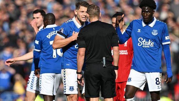 Everton, Tarkowski minacciato di morte dopo il fallo su Mac Allister - immagine 1