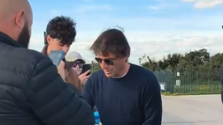 Conte cuore d’oro, sorrisi e autografi ai tifosi del Napoli a Castel Volturno
