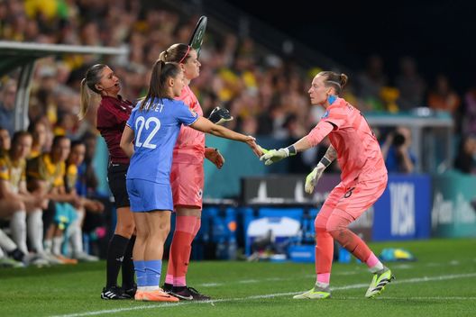 Il momento della sostituzione tra Pauline Peyraud-Magnin e Solène Durand (Photo by Justin Setterfield/Getty Images) Mondiali femminili, prosegue sogno Australia: eliminata ai rigori la Francia- immagine 8
