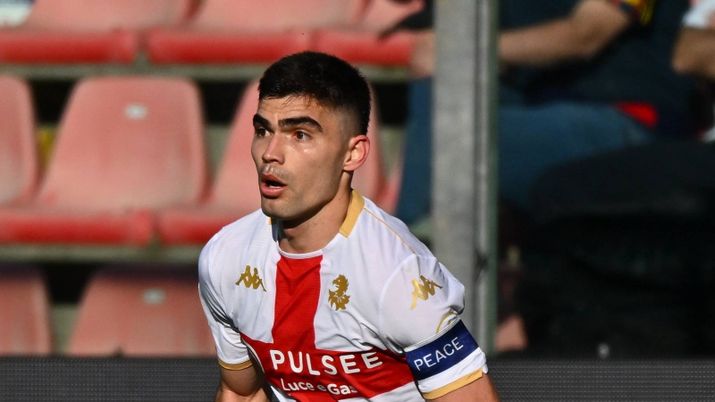 Vásquez difensore qui con la maglia del Genoa