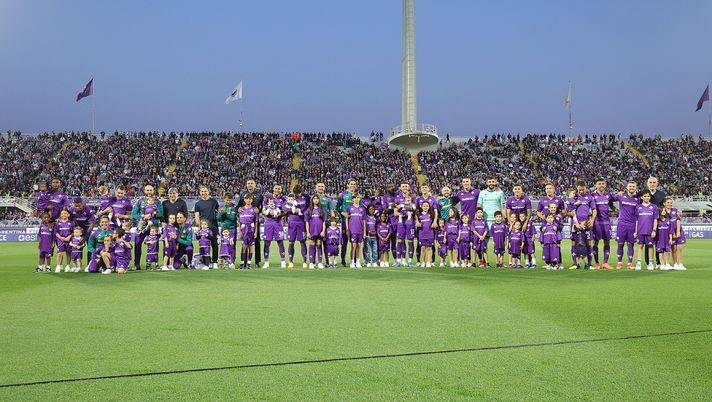 Tutti in campo, foto di gruppo per i giocatori viola. C’è anche Italiano - immagine 1