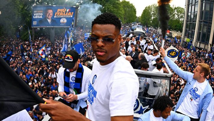 MILAN, ITALY - APRIL 28: Denzel Dumfries of Inter during FC Internazionale Serie A Victory Party & Parade at on April 28, 2024 in Milan, Italy. (Photo by Mattia Ozbot - Inter/Inter via Getty Images) Inter, striscione contro Theo Hernandez: arriva la multa per Dumfries. Le cifre - immagine 1