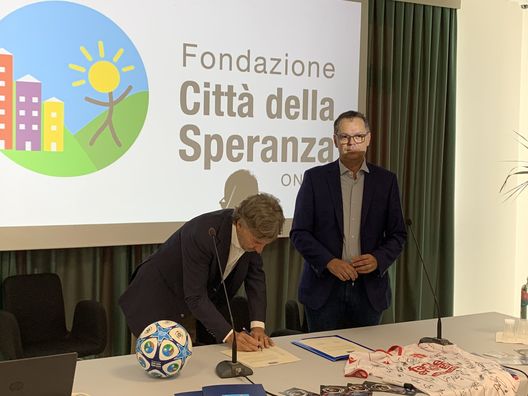 Il momento della firma, nella foto il presidente del Padova Peghin e il presidente della Fondazione Città della Speranza Camporese Padova, Peghin: “Felici di sostenere la Città della Speranza”- immagine 2