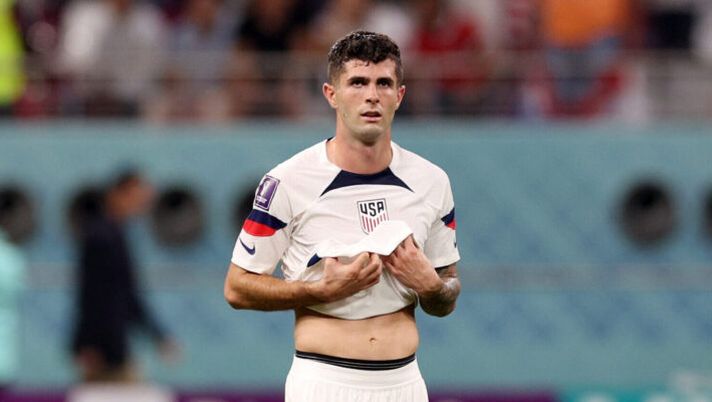DOHA, QATAR - DECEMBER 03: Christian Pulisic of United States looks dejected after their sides' elimination from the tournament during the FIFA World Cup Qatar 2022 Round of 16 match between Netherlands and USA at Khalifa International Stadium on December 03, 2022 in Doha, Qatar. (Photo by Elsa/Getty Images) Copa America, Stati Uniti eliminati dall’Uruguay: tensione fra Pulisic e l’arbitro - immagine 1