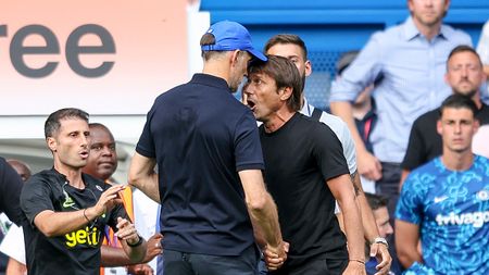 LONDON, ENGLAND - AUGUST 14: Head Coachs' Antonio Conte of Tottenham Hotspur and Thomas Tuchel of Chelsea had to be pulled apart at the end of their sides 2-2 draw and both received red cards from Referee Anthony Taylor during the Premier League match between Chelsea FC and Tottenham Hotspur at Stamford Bridge on August 14, 2022 in London, England. (Photo by Robin Jones/Getty Images) Chelsea vs Tottenham e CONTE VS TUCHEL