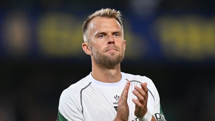VERONA, ITALY - OCTOBER 04: Christian Gytkjaer of Venezia applauds the supporters during the Serie A match between Verona and Venezia at Stadio Marcantonio Bentegodi on October 04, 2024 in Verona, Italy. (Photo by Alessandro Sabattini/Getty Images) Venezia, come cambia la gerarchia dei rigoristi dopo l’addio di Pohjanpalo - immagine 1