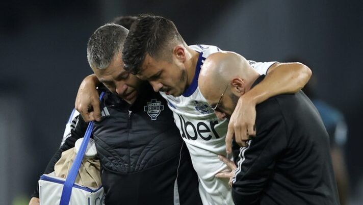 NAPLES, ITALY - NOVEMBER 01: Marc Kempf of Como 1907 injured during the Serie A match between SSC Napoli and Como 1907 at Stadio Diego Armando Maradona on November 01, 2025 in Naples, Italy. (Photo by Francesco Pecoraro/Getty Images) Como, cosa filtra sullo stop di Kempf contro il Napoli: l’ipotesi sul rientro - immagine 1
