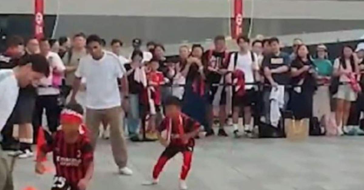 Pato e Serginho, partitella con i bimbi per le strade di Hong Kong | VIDEO Pato e Serginho, partitella con i bimbi per le strade di Hong Kong | VIDEO