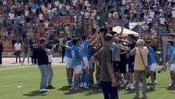 Gli azzurrini festeggiano la promozione: mister Rocco lanciato in aria!