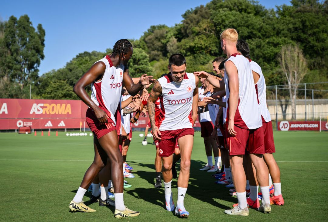 Trigoria, la firma e il primo allenamento di Enzo Le Fée con la Roma – FOTO GALLERY - immagine 13