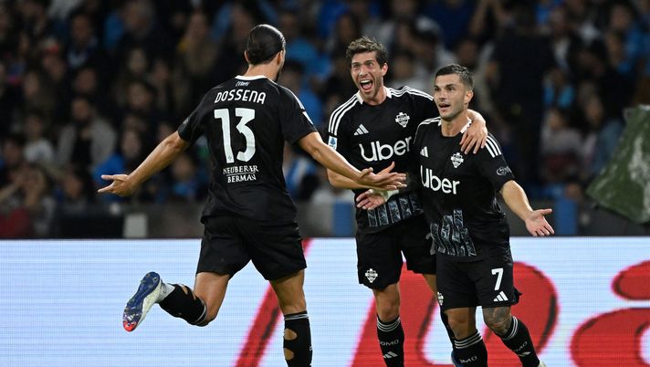 NAPLES, ITALY - OCTOBER 04: Gabriel Strefezza of Como celebrates after scoring his side's first goal during the Serie A match between Napoli and Como at Stadio Diego Armando Maradona on October 04, 2024 in Naples, Italy. (Photo by Francesco Pecoraro/Getty Images) napoli como