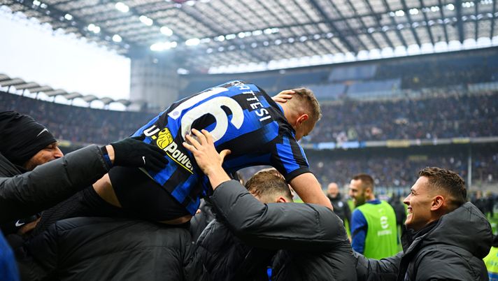 MILAN, ITALY - JANUARY 06: Davide Frattesi of FC Internazionale celebrates with teammatesafter scoring their team's second goal during the Serie A TIM match between FC Internazionale and Hellas Verona FC at Stadio Giuseppe Meazza on January 06, 2024 in Milan, Italy. (Photo by Mattia Ozbot - Inter/Inter via Getty Images) Inter-Verona, Oh Signur! - immagine 1