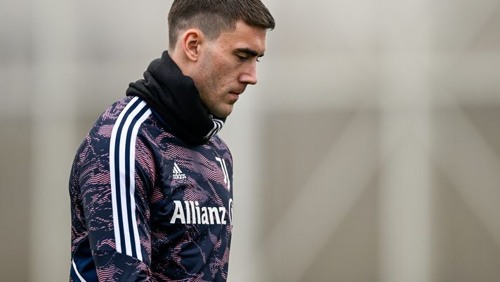 TURIN, ITALY - FEBRUARY 22: Dusan Vlahovic of Juventus during a training session ahead of their UEFA Europa League knockout round play-off leg two match against FC Nantes at Beaujoire Stadium on February 22, 2023 in Turin, Italy. (Photo by Daniele Badolato - Juventus FC/Juventus FC via Getty Images ) Barzagli su Vlahovic: “La Juve vuol disfarsi del serbo? Io ci penserei due volte” - immagine 1