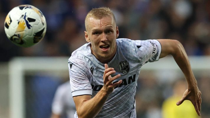 GLASGOW, SCOTLAND - AUGUST 05: Karel Spáčil of FC Viktoria Plzeň chases the ball during the UEFA Champions League Third Qualifying Round First Leg match between Rangers and Viktoria Plzen at Ibrox Stadium on August 05, 2025 in Glasgow, Scotland. (Photo by Ian MacNicol/Getty Images) Plzen, Spacil: “Siamo qui per vincere. Non ho mai giocato davanti a 60mila tifosi” - immagine 1