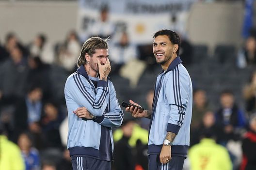 BUENOS AIRES, ARGENTINA - 10 GIUGNO: (LR) Rodrigo De Paul e Leandro Paredes dell'Argentina ispezionano il campo prima della partita di qualificazione sudamericana della Coppa del Mondo FIFA 2026 tra Argentina e Colombia all'Estadio Más Monumental Antonio Vespucio Liberti il 10 giugno 2025 a Buenos Aires, Argentina. (Foto di Daniel Jayo/Getty Images)