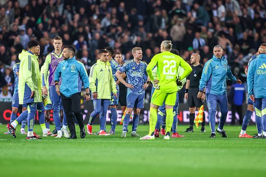 La delusione dei giocatori dell'Ajax dopo il pareggio subito al 99'. La squadra di Farioli vede sfuggire un titolo che ormai era a portata di mano (Photo by Pieter van der Woude/BSR Agency/Getty Images) Clamoroso in Eredivisie: Ajax raggiunto al 99′, PSV in testa alla classifica- immagine 2