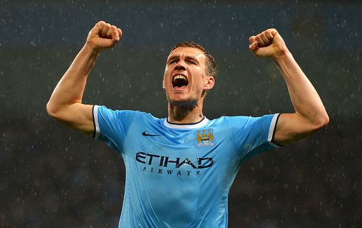 Manchester, Inghilterra - 7 maggio 2014: Edin Dzeko esulta dopo aver segnato contro l'Aston Villa. (Foto di Michael Regan/Getty Images) Edin Dzeko alla Fiorentina, ora è ufficiale: il Cigno di Sarajevo torna in A- immagine 2