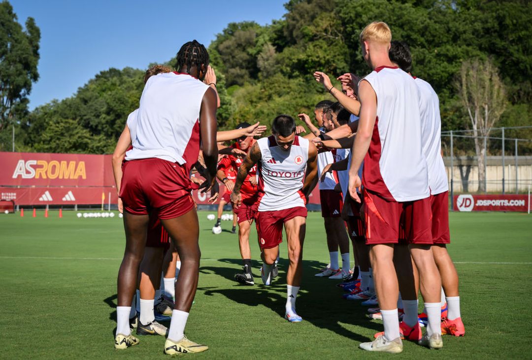Trigoria, la firma e il primo allenamento di Enzo Le Fée con la Roma – FOTO GALLERY - immagine 10