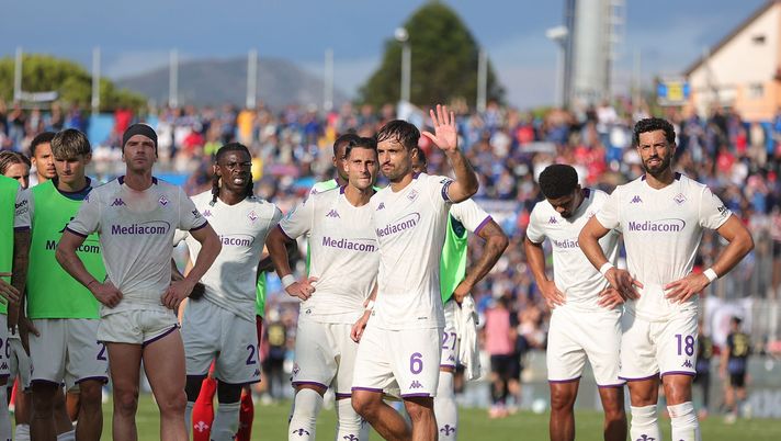PISA, ITALY - SEPTEMBER 28: Luca Ranieri of ACF Fiorentina greets the fans after during the Serie A match between Pisa SC and ACF Fiorentina at Arena Garibaldi on September 28, 2025 in Pisa, Italy. (Photo by Gabriele Maltinti/Getty Images) Tuttosport: “Fiorentina, il palleggio non basta. Il Pisa meritava la vittoria” - immagine 1